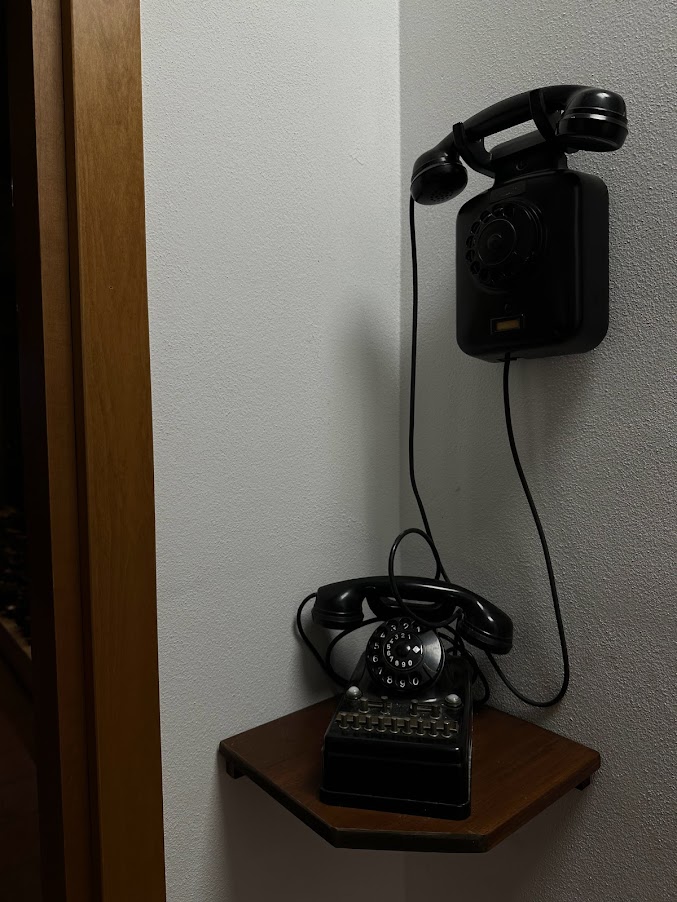 Fotografia di vecchi telefoni fissi