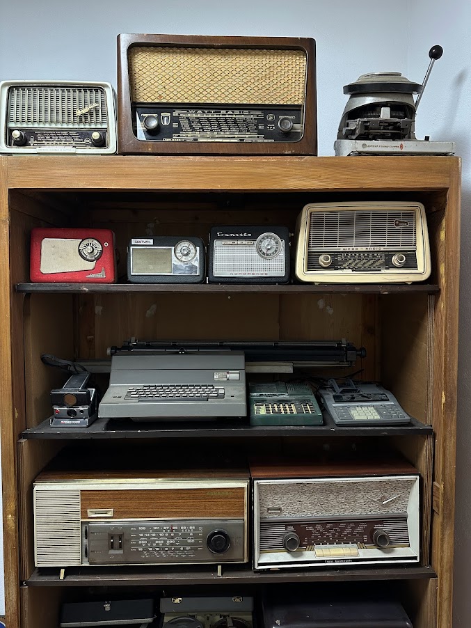 Fotografia di vecchie radio esposte su uno scaffale