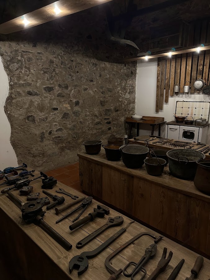 Fotografia di una stanza del museo con banconi di legno sui cui sono esposti seghe, chiavi a passo regolabile, chiavi inglesi